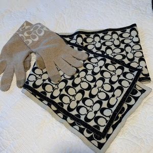 Coach wool mittens and scarf signature print